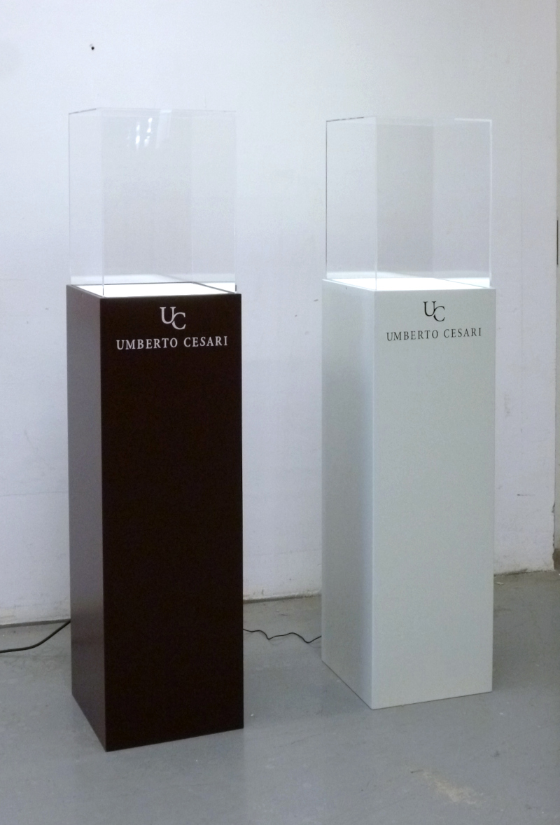 totem da terra con piano illuminato e personalizzazione con prespaziato adesivo